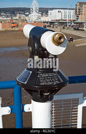 Una gettoniera telescopio che si affaccia sulla spiaggia di Weston-super-Mare, Regno Unito. Foto Stock