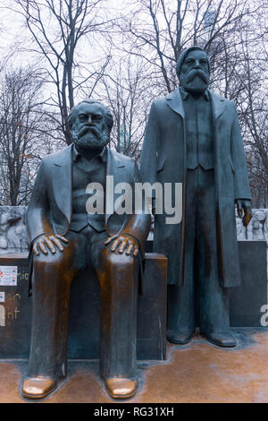 Statue di Karl Marx e Friedrich Engels la marxista e filosofo a Alexanderplatz di Berlino, Germania Foto Stock