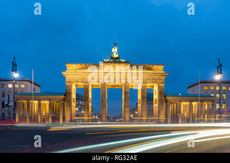 Vista notturna della Porta di Brandeburgo a Berlino, Germania Foto Stock