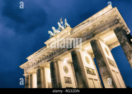 Vista notturna della Porta di Brandeburgo a Berlino, Germania Foto Stock