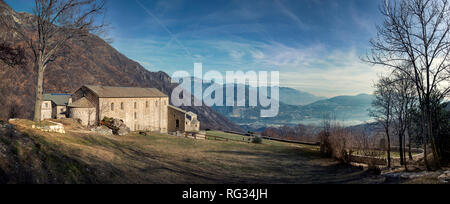 Il bellissimo panorama di montagne e il vicino lago di Lecco visto dall'Abbazia di San Pietro a Civate, Lombardia, Italia Foto Stock