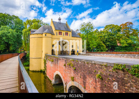 Smedenpoort, uno dei restanti quattro porte della città di Bruges. Foto Stock