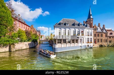 Viaggio in barca sul canale in Bruges, Belgio Foto Stock