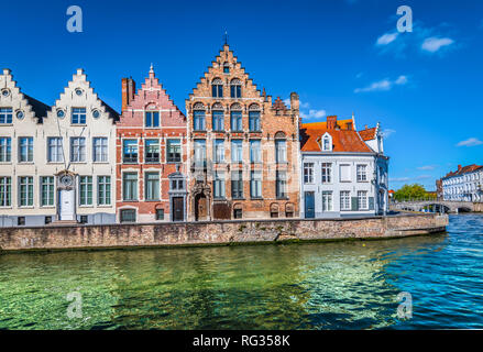 Canale in Bruges con belga di belle case in mattoni. Foto Stock