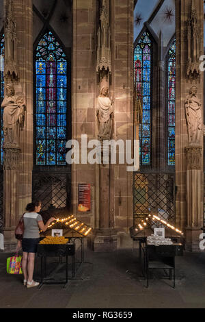 Medieval vetrata della cattedrale di Strasburgo, Francia Foto Stock