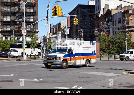 New York, Stati Uniti d'America - Luglio 07, 2018: New York Presbyterian Hospital ambulanza sulla strada di Chinatown. Foto Stock