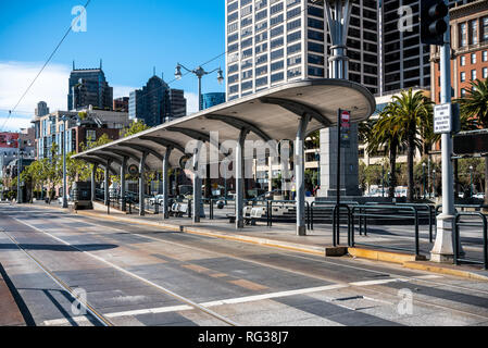 Vista di un vuoto di funivia si arresta in corrispondenza di f-line in San Francisco, Stati Uniti d'America. Foto Stock