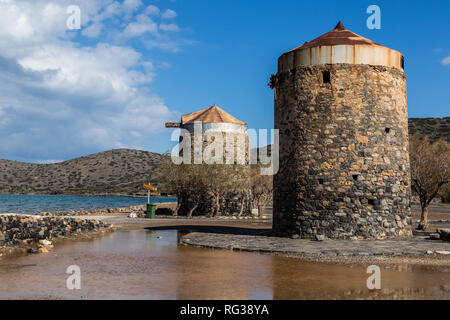 Vecchi Mulini a vento vicino al villaggio di Elounda Crete Foto Stock