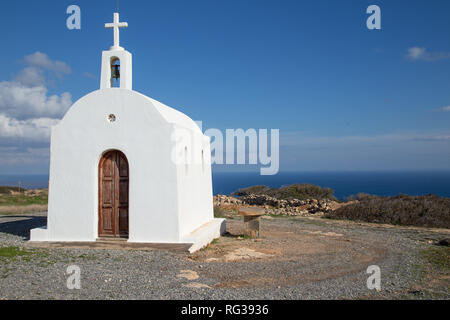 Chappel oltre il villaggio di Elounda Creta Grecia Foto Stock