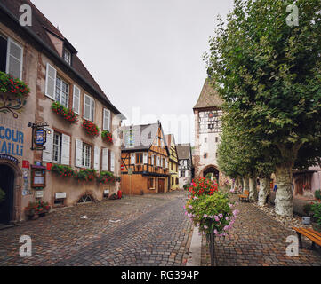 Strade di Berheim, Francia. Bergheim è un comune nel dipartimento dell'Alto Reno in Grand Est nella Francia nord-orientale Foto Stock
