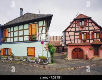 Strade di Berheim, Francia. Bergheim è un comune nel dipartimento dell'Alto Reno in Grand Est nella Francia nord-orientale Foto Stock