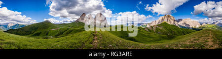 Vista panoramica sul Sassolungo, sul Sassolungo o gruppo Sassolungo dal Passo Sella, Sellajoch, Passo Sella Foto Stock