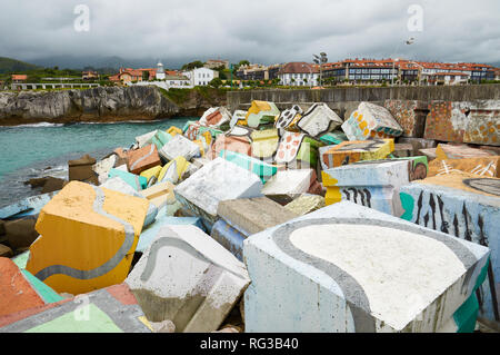 Cubos de la memoria, intervento artistico da Agustín Ibarrolla di blocchi di cemento dipinto con città nel retro del porto di Llanes (Asturie, Spagna) Foto Stock