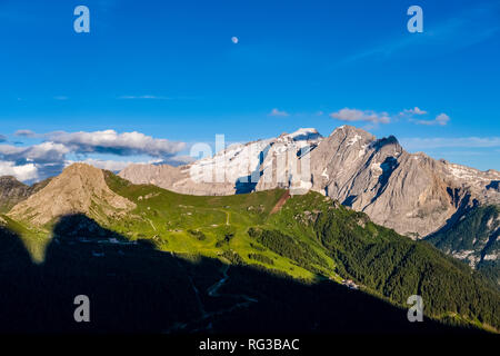 Vista sul passo passo Pordoi, Passo Pordoi e la Marmolada di montagna dal Passo Sella, Sellajoch, Passo Sella Foto Stock