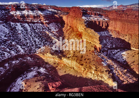 Vista dalla statale Goosenecks si affacciano a zolfo Creek Canyon, neve in inverno, Capitol Reef National Park nello Utah, Stati Uniti d'America Foto Stock