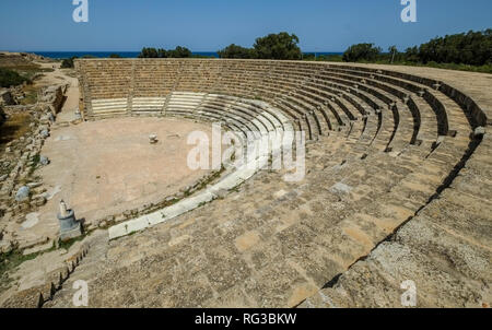 L' anfiteatro romano nelle rovine della città antica di salumi e la parte settentrionale di Cipro Foto Stock