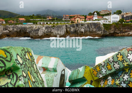 Cubos de la memoria, intervento artistico da Agustín Ibarrolla di blocchi di cemento dipinto con città nel retro del porto di Llanes (Asturie, Spagna) Foto Stock