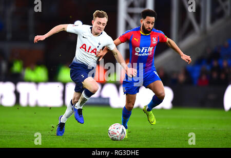 Tottenham Hotspur di Oliver Skipp (sinistra) e il Palazzo di Cristallo di Andros Townsend battaglia per la sfera durante la FA Cup quarto round corrispondono a Selhurst Park, Londra. Foto Stock