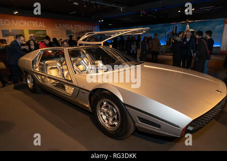 Torino. Mostra presso il Museo Nazionale dell'automobile, MAUTO, dedicata al car designer Marcello Gandini "il genio nascosto". Lamborghini Marzal, concept car Foto Stock