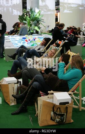 DEU, Germania, Duesseldorf. : Stanchi visitatori in un chill out area. Euroshop, la fiera per shopfitting, apparecchiature del negozio Foto Stock