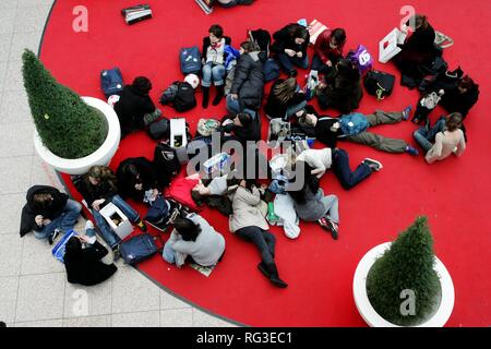 DEU, Germania, Duesseldorf. : Stanchi visitatori in un chill out area. Euroshop, la fiera per shopfitting, apparecchiature del negozio Foto Stock