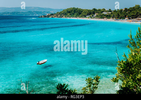 Piacere barca bianca nel mare cristallino dell'acqua. Spettacolare spiaggia di Platis Gialos e la spiaggia di Makris Gialos, l'isola di Cefalonia vicino a Lassi, Argostoli. La Grecia Foto Stock