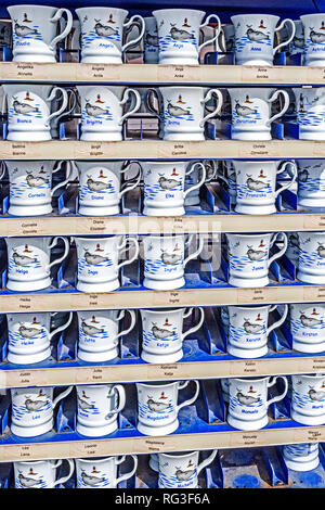 Tazze con i nomi, venduto in un souvenirshop a Husum; Becher mit Namen Foto Stock