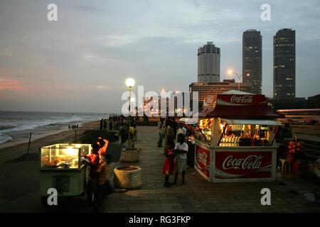 LKA, Sri Lanka : Capitale Colombo, centro città, Galle Face Drive, lungofiume all'Oceano Indiano. Foto Stock