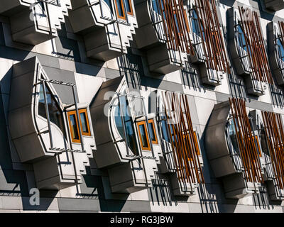 Bizzarre finestre, pensando cialde o la contemplazione di spazi, il Parlamento Scozzese edificio progettato dall architetto catalano Enric Miralles, Edimburgo, Scozia Foto Stock