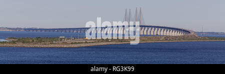 Il ponte di Oresund che collega la Danimarca e la Svezia con il traffico di pomeriggio Foto Stock