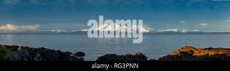 L'isola di Arran in inverni prima neve di 2019 theimage è un panorama ed è stata presa in tarda mattinata e vi è un lieve opacità oltre l'Arran Mo Foto Stock