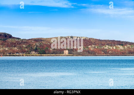 Little Cumbrae da Portencross a Seamill in Scozia dove i colori autunnali può ancora essere visto sull'isola Foto Stock