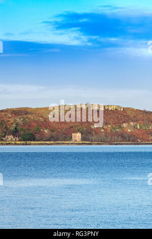 Little Cumbrae da Portencross a Seamill in Scozia dove i colori autunnali può ancora essere visto sull'isola Foto Stock