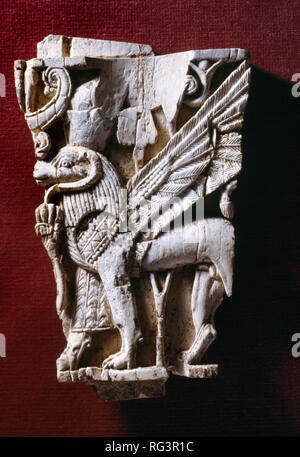 Ram-guidato sphinx: Nimrud Avorio da Camera SW37 Fort Shalmaneser entro la città assira di Nimrud, nord Iraq, fotografato in Birmingham Museum. Foto Stock