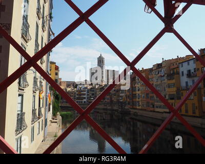 Case in Girona, vista dal ponte di Eiffel - Girona - Spagna Foto Stock