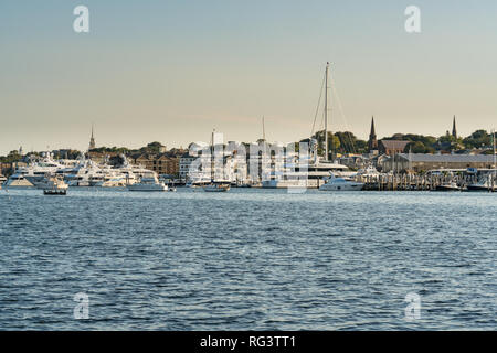 Barche ormeggiate nella baia di Newport, Rhode Island Foto Stock