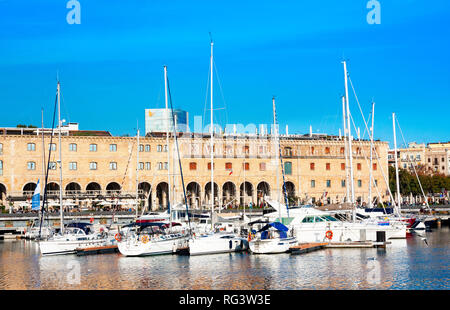 Barcellona, Spagna - 19 Gennaio 2019: il Museo di Storia della Catalogna (MHC) o Museu de Historia de Catalunya e yacht, barcellona catalogna Foto Stock