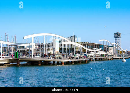 Barcellona, Spagna - 19 Gennaio 2019: Port Vell di Barcellona con il Maremagnum il centro commerciale e la funivia tower Foto Stock