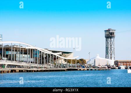 Barcellona, Spagna - 19 Gennaio 2019: Port Vell di Barcellona con il Maremagnum il centro commerciale e la funivia tower Foto Stock