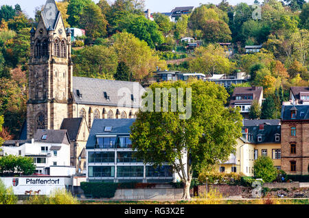 KOBLENZ, GERMANIA-ottobre 25, 2018: Rhine-Romantic-percorso. Pittoreschi paesaggi sulle rive del Reno - Pfaffendorf vicino a Coblenza. Foto Stock