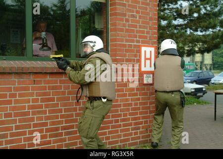 DEU, Germania, Essen : tedesco ufficiale di polizia in una situazione di formazione dove si impara ad agire in un pazzo situazione. Essi dovrebbero Foto Stock