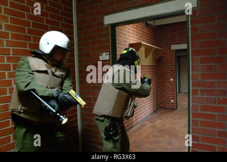 DEU, Germania, Essen : tedesco ufficiale di polizia in una situazione di formazione dove si impara ad agire in un pazzo situazione. Essi dovrebbero Foto Stock