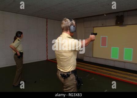 DEU, Germania, Essen : Tedesco funzionario di polizia in un training di tiro. Film diversi e situazioni sono mostrati e il Foto Stock