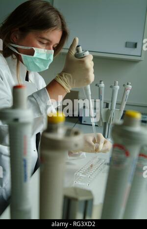 DEU, Germania, NRW: analisi del DNA. Una sigaretta è beeing preparato per l'analisi chimica del DNA. Questa sigaretta è stata trovata Foto Stock