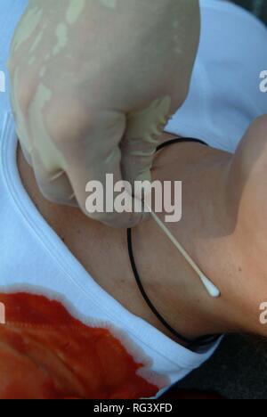 DEU, Germania, NRW: Forensic detectiv cerca una scena del crimine. Gli agenti di cercare ogni piccolo dettaglio che si possono collegare alla Foto Stock