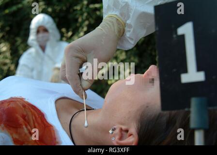 DEU, Germania, NRW: Forensic detectiv cerca una scena del crimine. Gli agenti di cercare ogni piccolo dettaglio che si possono collegare alla Foto Stock