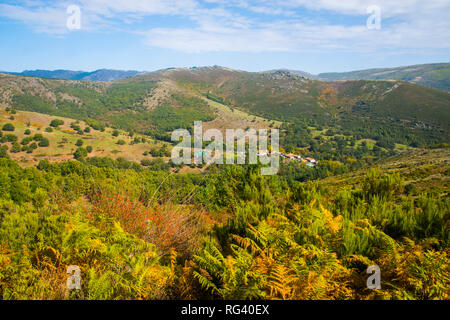 Paesaggio e panoramica di Peñalba de la Sierra. La Sierra Norte Riserva Naturale, provincia di Guadalajara, Castilla La Mancha, in Spagna. Foto Stock