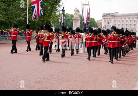 Il cambio della guardia, sul Mall a Londra Foto Stock
