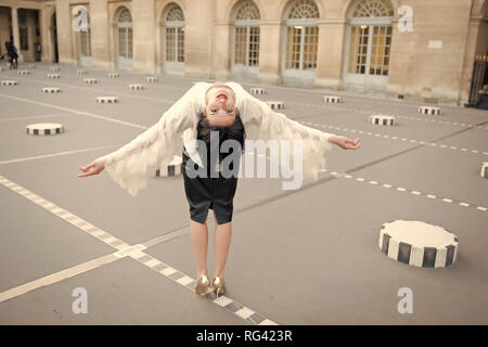 Libera felice allegro giovane donna godetevi Parigi, Francia. Bellezza ragazza. La libertà e la felicità della ragazza godendo di viaggio. Foto Stock