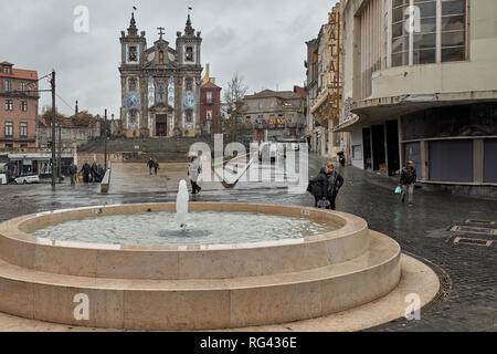 Fontana della Plaza de Batalha e la San Ildefonso chiesa in background nella città di Porto, Portogallo, Europa Foto Stock